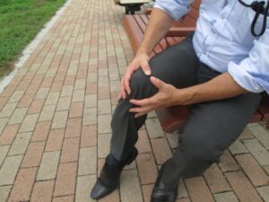 秋の膝の痛みは放置厳禁！見逃せない原因と痛みを繰り返さないための対策を整骨院が伝授New!!