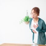 胸に手を当てて呼吸を確かめる女性