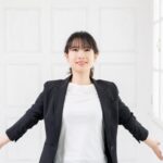 腕を広げて深呼吸する女性