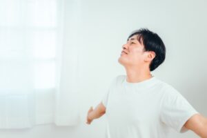 深く息を吸い込む男性