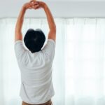 両腕を頭上に伸ばす後ろ姿