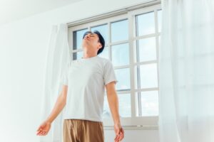 胸を開いて深呼吸をする男性