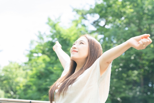 気持ちよく深呼吸する女性のイメージ 増尾ゆうあい整骨院・はりきゅう院
