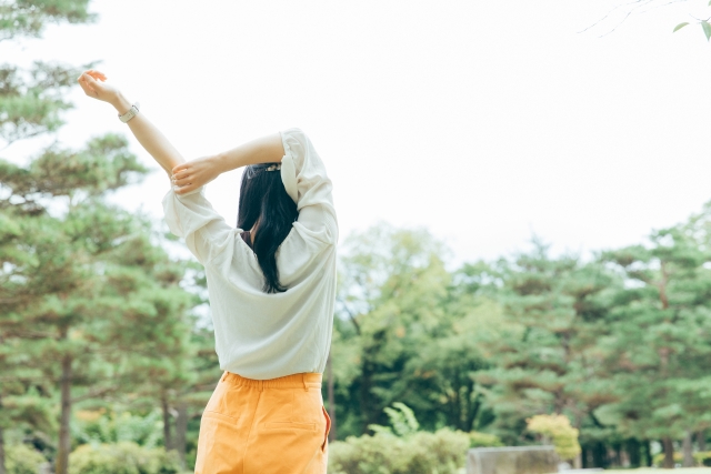 気持ちよく深呼吸する女性のイメージ 増尾ゆうあい整骨院・はりきゅう院