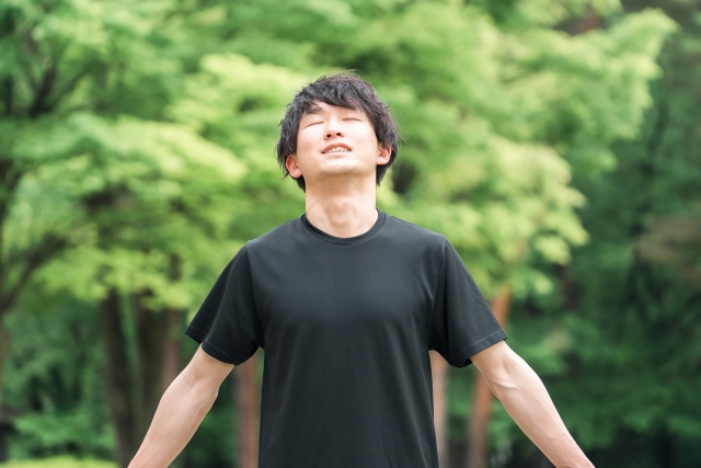 気持ちよく深呼吸する女性のイメージ 増尾ゆうあい整骨院・はりきゅう院