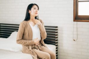 呼吸が浅くなり息苦しさを感じる女性